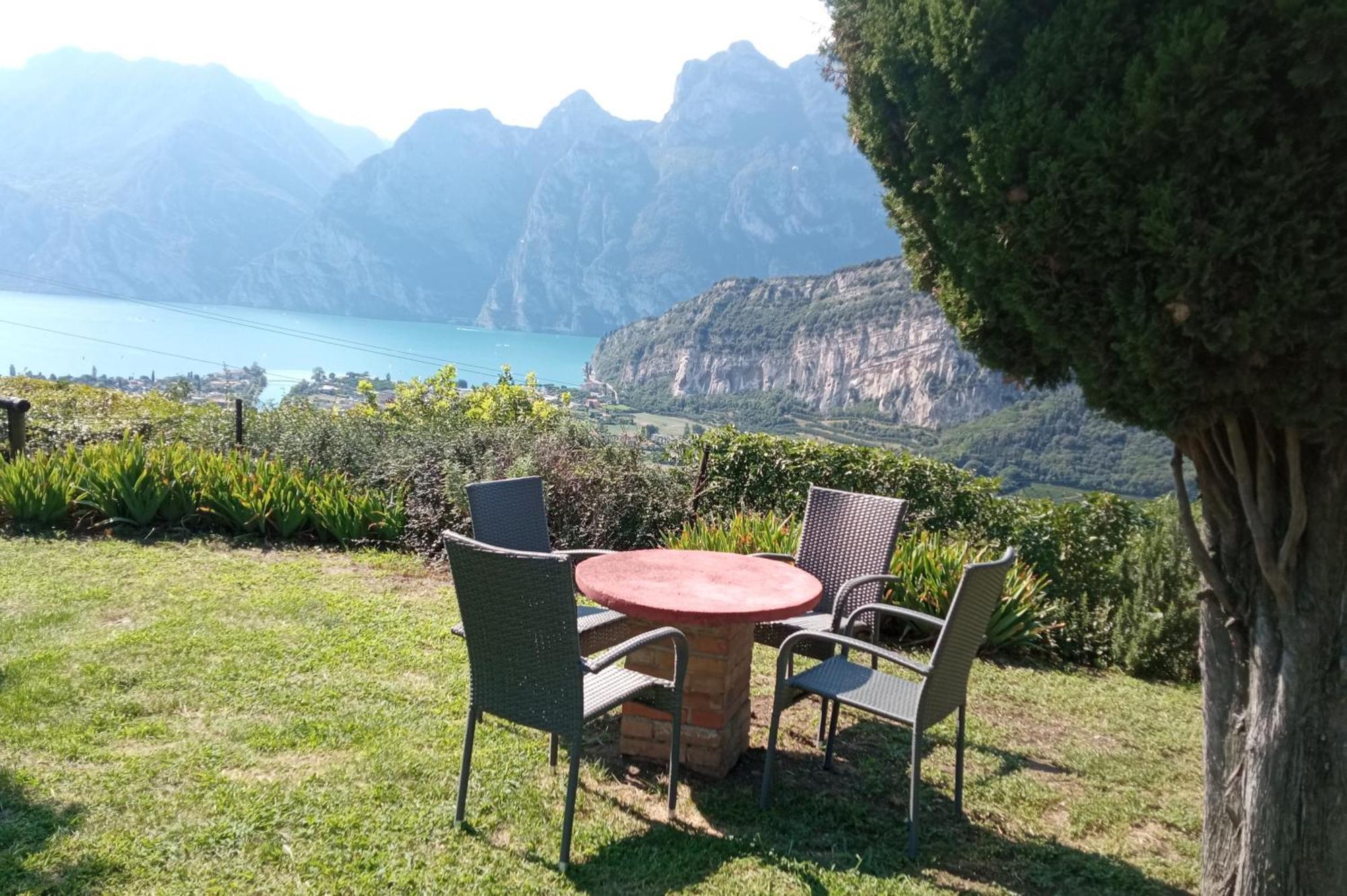 Garden Belvedere B&B Торболе Экстерьер фото